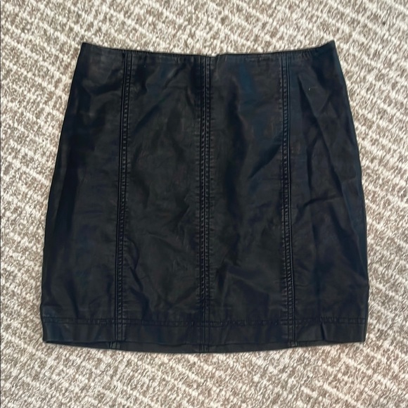 FREE PEOPLE Black Vegan Leather Mimi skirt Sz 4 - Picture 1 of 4
